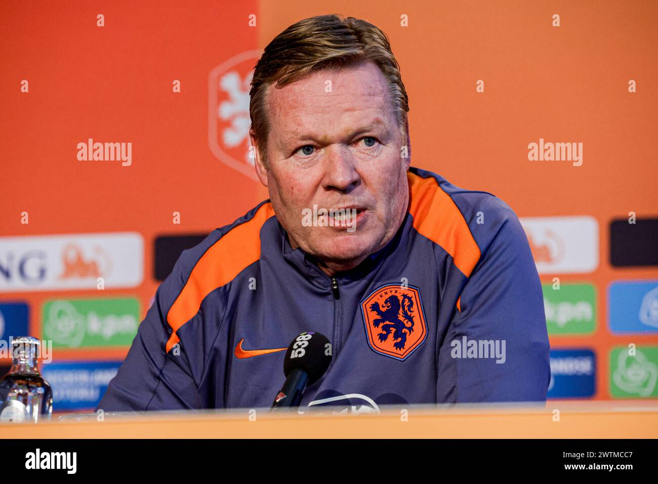 Zeist, Niederlande. März 2024. ZEIST, NIEDERLANDE - 18. MÄRZ: Cheftrainer Ronald Koeman aus den Niederlanden beantwortete eine Frage während der Pressekonferenz der niederländischen Fußballnationalmannschaft auf dem KNVB-Campus am 18. März 2024 in Zeist, Niederlande. (Foto: Broer van den Boom/Orange Pictures) Credit: Orange Pics BV/Alamy Live News Stockfoto