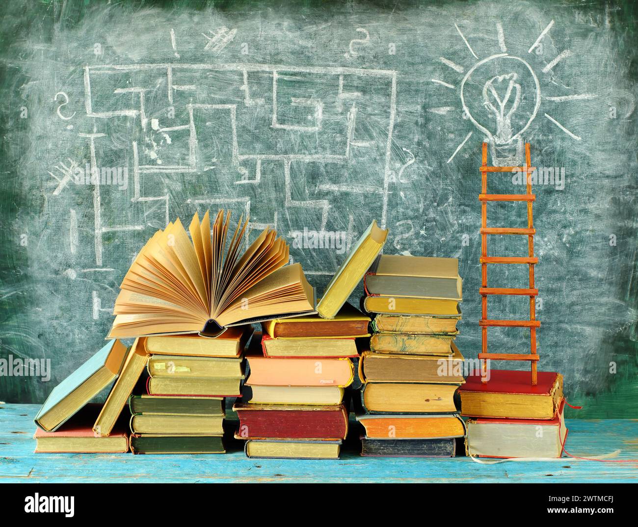 Bildung gibt Orientierung, Bücher, Tafel und Leiter des Erfolgs.Lernen, Wissen, Humanismus, zurück zur Schule Konzept Stockfoto