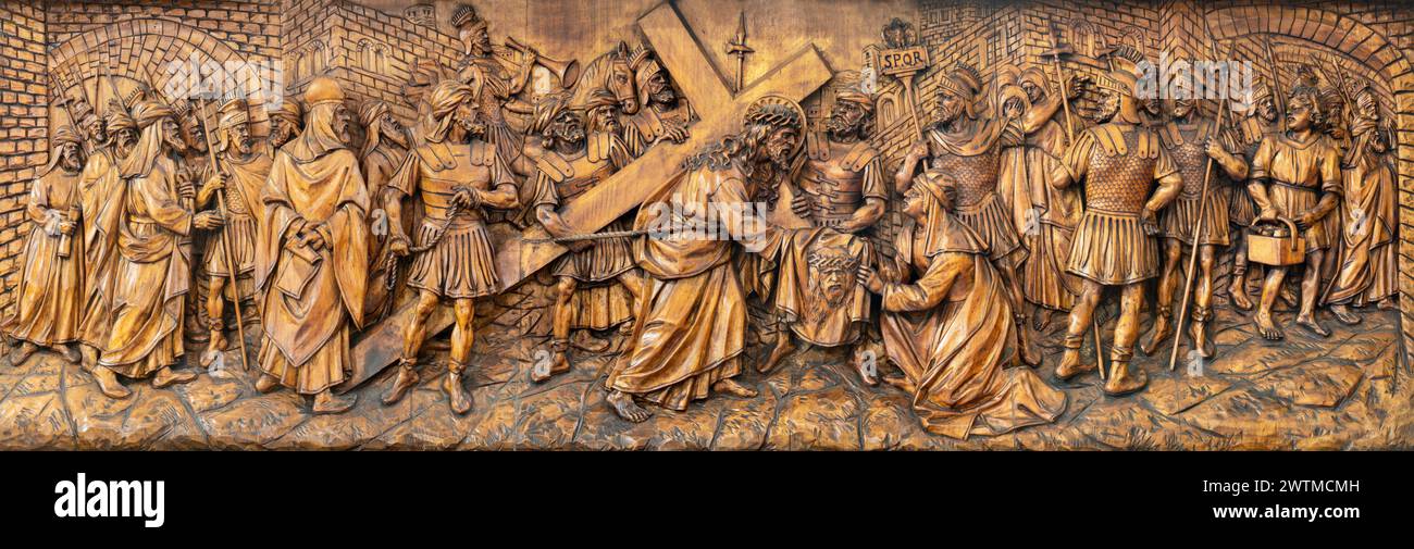 MAILAND, ITALIEN - 5. MÄRZ 2024: Das geschnitzte Relief von Veronica wischt das Gesicht Jesu in der Kirche Chiesa di San Camillo von Annibale Pagnoni (1900). Stockfoto