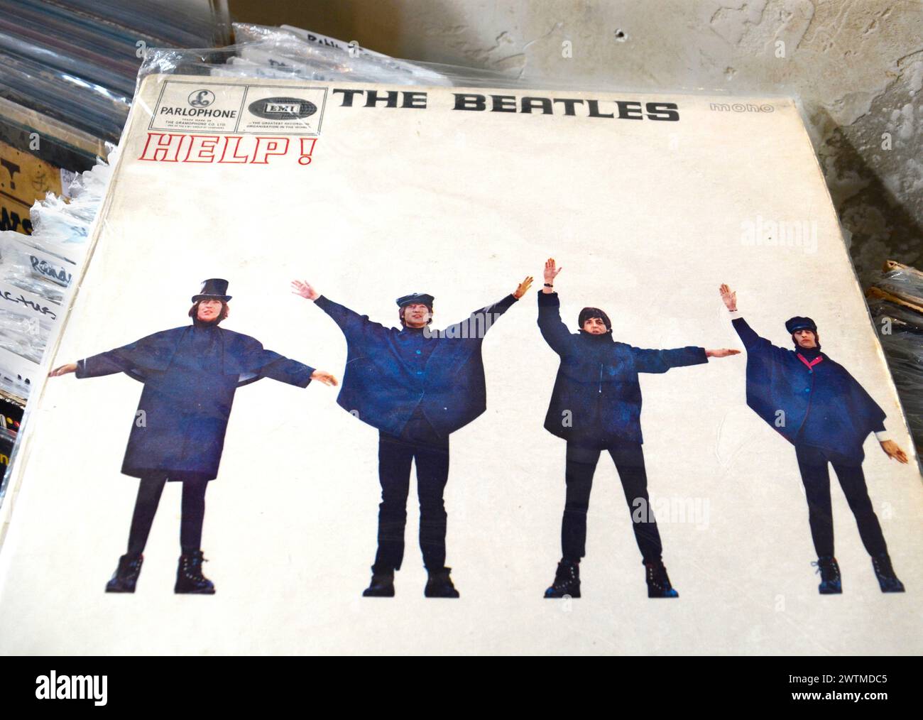 Eine Kopie des 1965 erschienenen Albums Help von den Beatles zum Verkauf in einem Antiquitätenladen in Asheville, North Carolina. Stockfoto