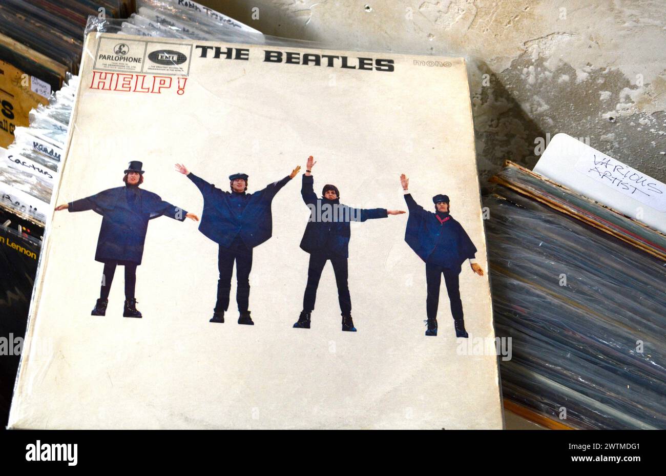 Eine Kopie des 1965 erschienenen Albums Help von den Beatles zum Verkauf in einem Antiquitätenladen in Asheville, North Carolina. Stockfoto