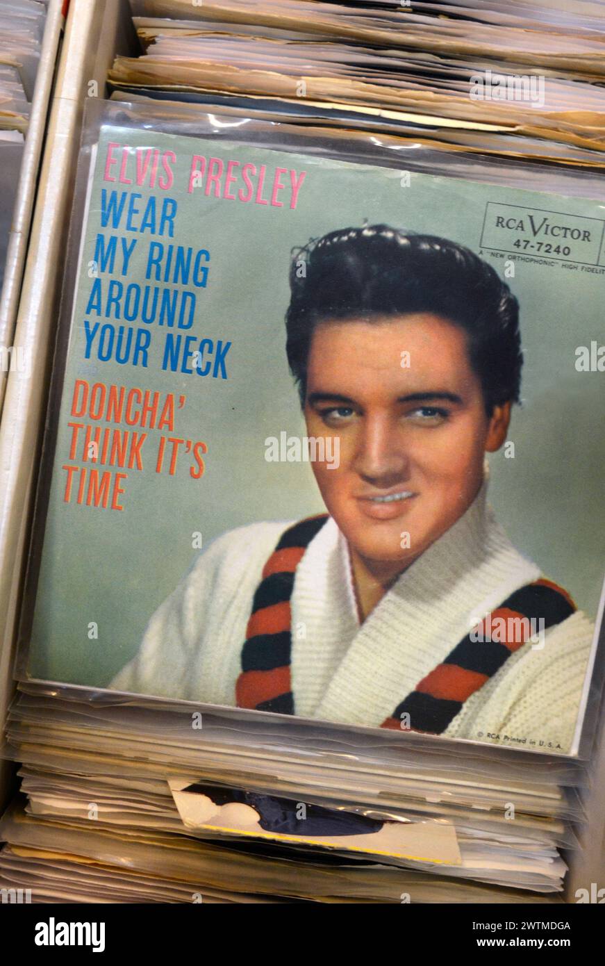 Eine Kopie von Elvis Presleys 45 U/min-Aufnahme „Wear My Ring Around Your Neck“ (1958) zum Verkauf in einem Antiquitätenladen in Asheville, North Carolina. Stockfoto