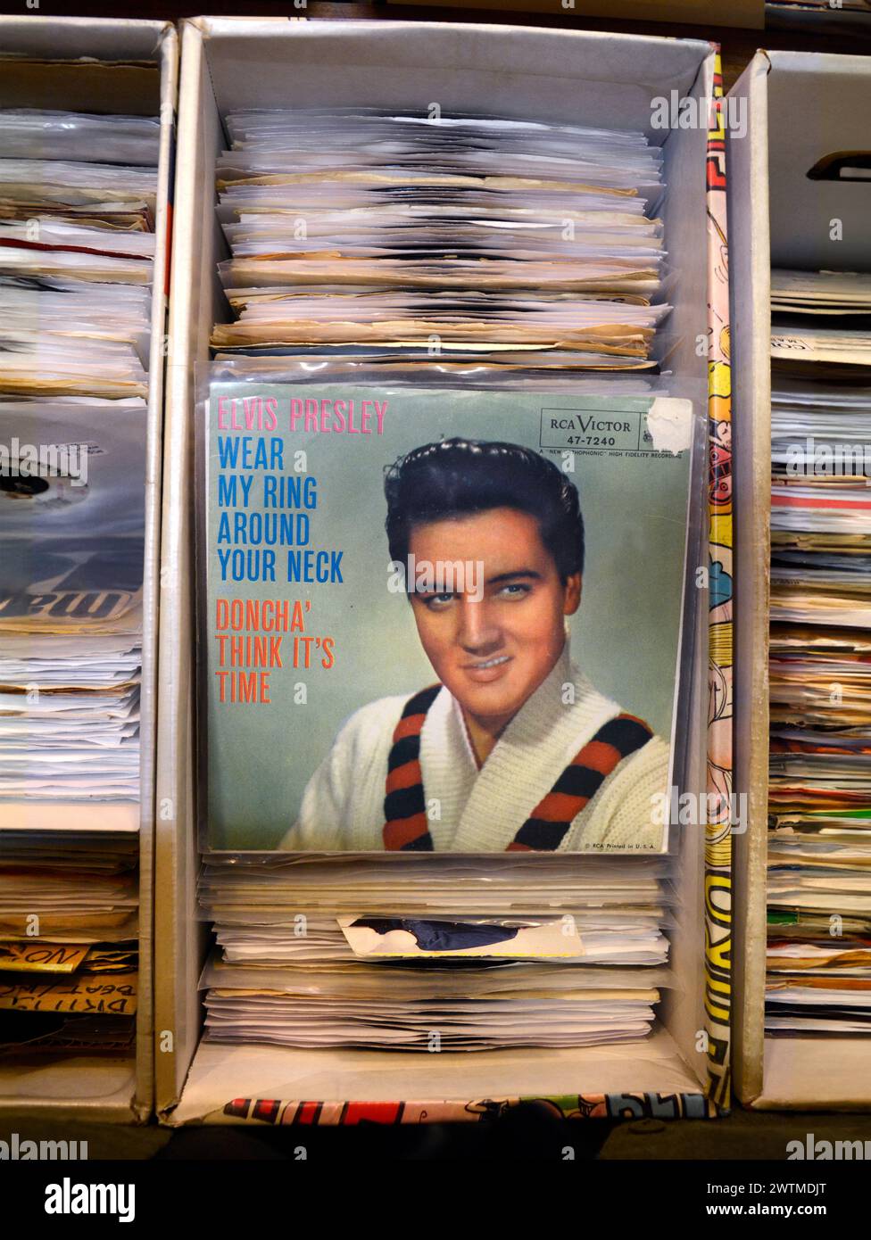 Eine Kopie von Elvis Presleys 45 U/min-Aufnahme „Wear My Ring Around Your Neck“ (1958) zum Verkauf in einem Antiquitätenladen in Asheville, North Carolina. Stockfoto