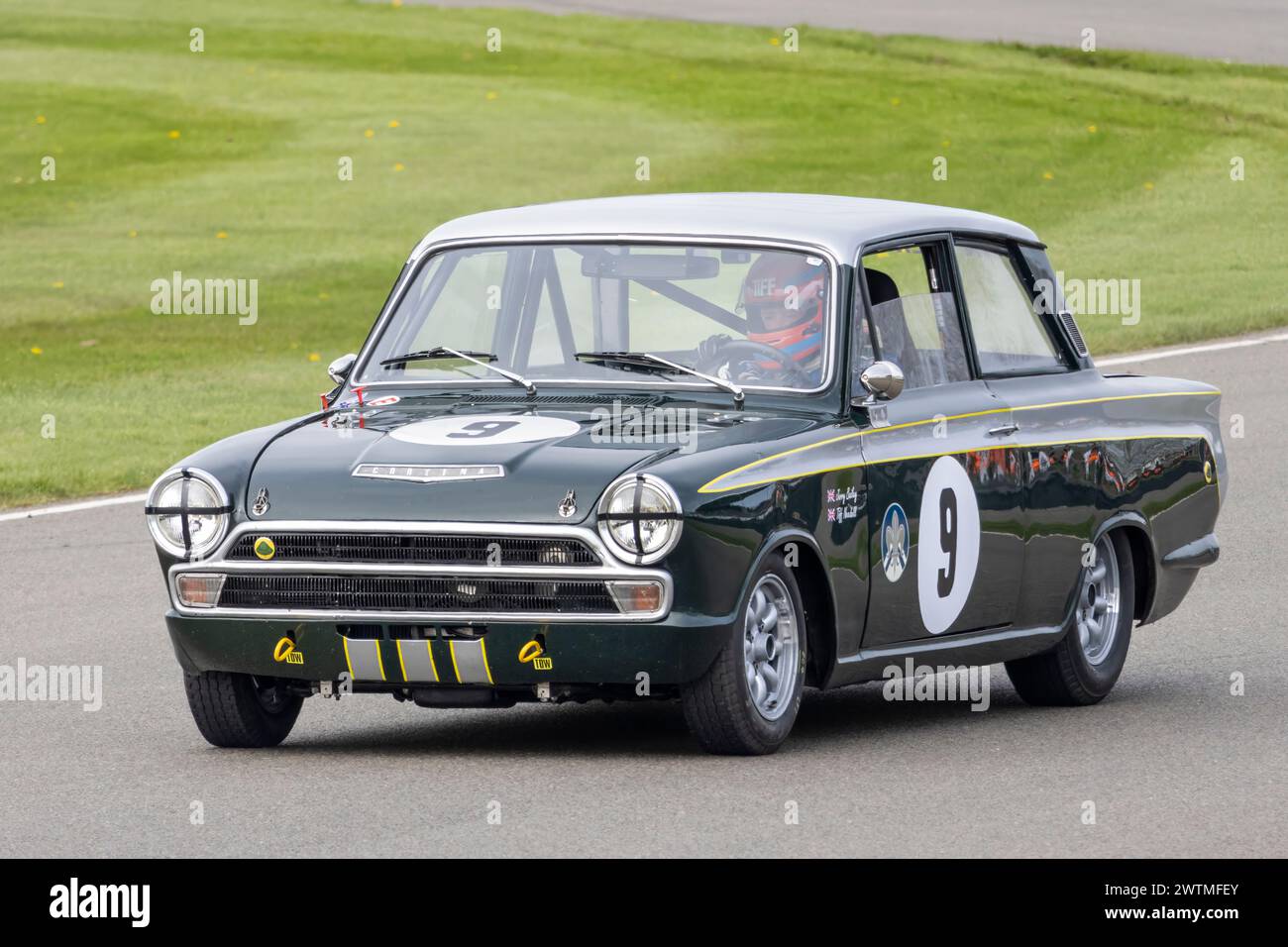 TIFF Needell im Ford-Lotus Cortina MkI 1965 während des Jim Clark Trophy Rennens beim Goodwood 80th Members Meeting in Sussex, Großbritannien Stockfoto
