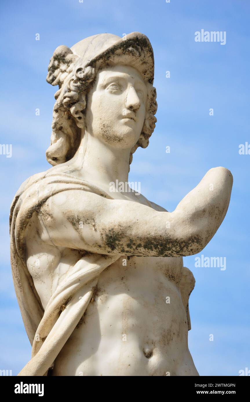 Verstümmelte Statue eines Kriegers in den Gärten des Königspalastes von Aranjuez Stockfoto