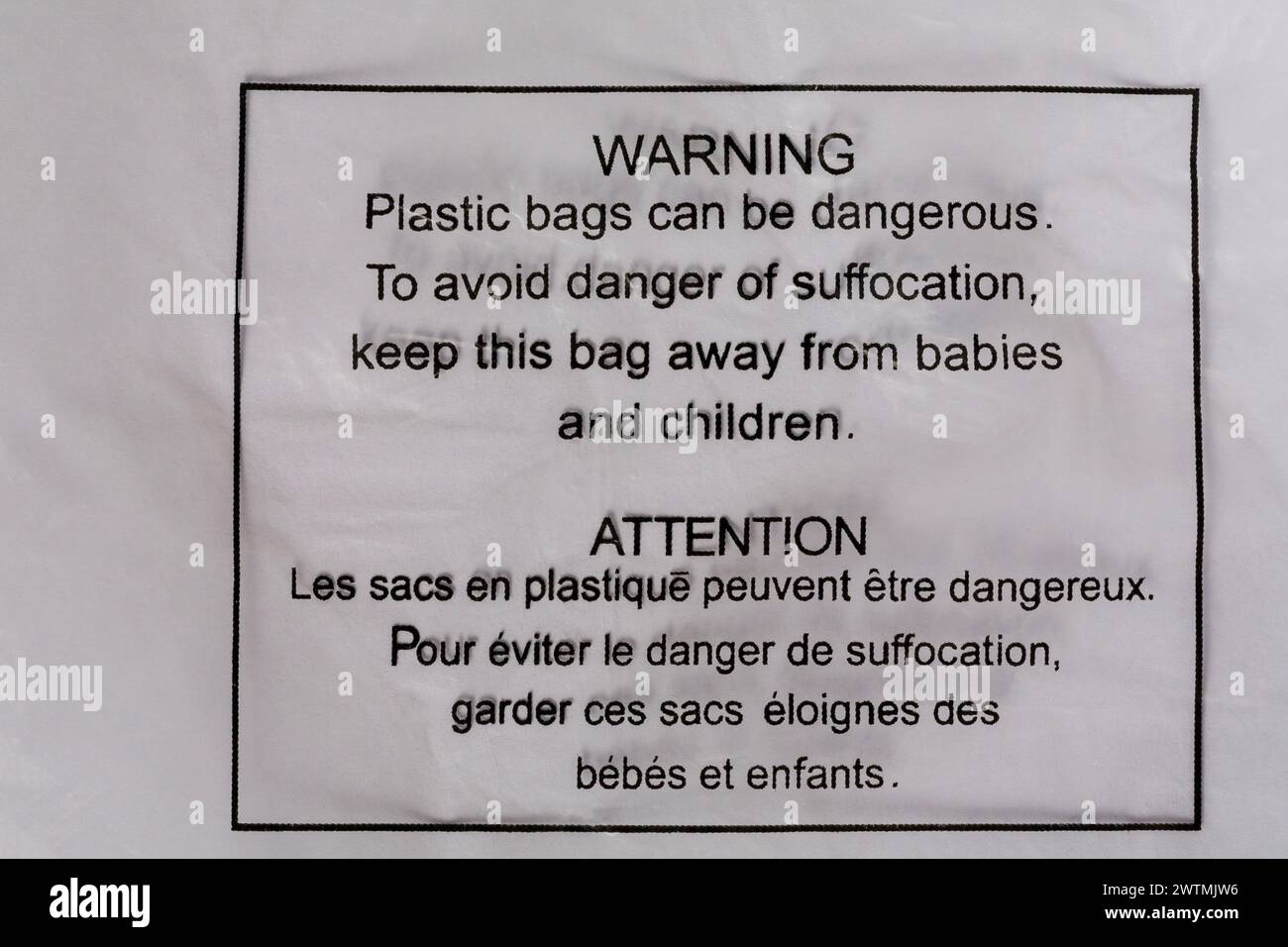 Warnung Plastikbeutel können gefährlich sein um Erstickungsgefahr zu vermeiden Halten Sie diese Tasche fern von Babys und Kindern Details auf Plastiktüte Französisch Englisch Stockfoto