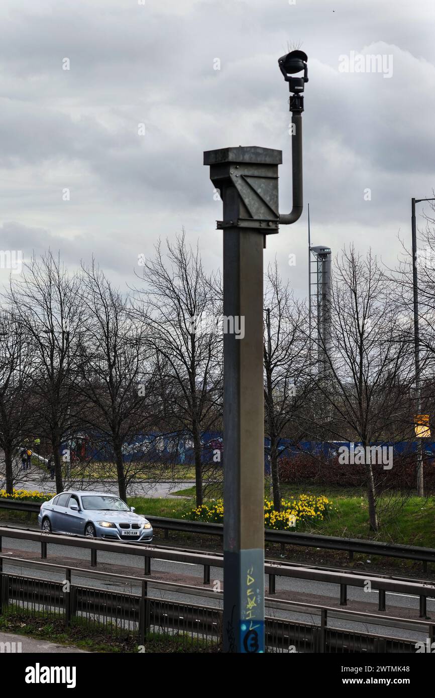 Ein Auto fährt an einer Sicherheitskamera auf dem Clydeside Expressway in Glasgow, Schottland vorbei Stockfoto