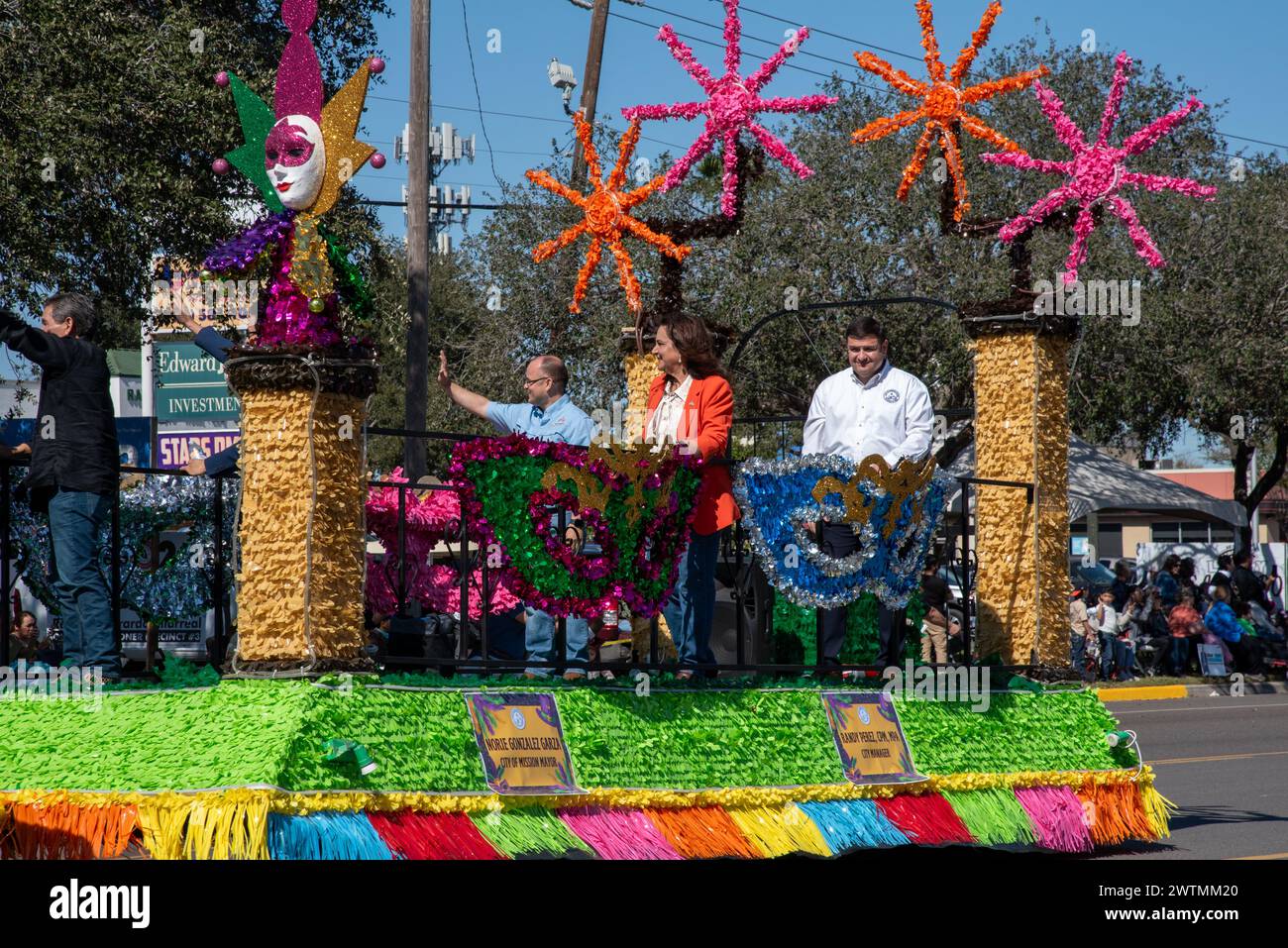Norie Gonzolez Garza, Bürgermeister von Mission, Texas, und Randy Perez, Stadtmanager, auf einem Wagen in der Parade of Oranges 2024, Mission, Texas, USA. Stockfoto