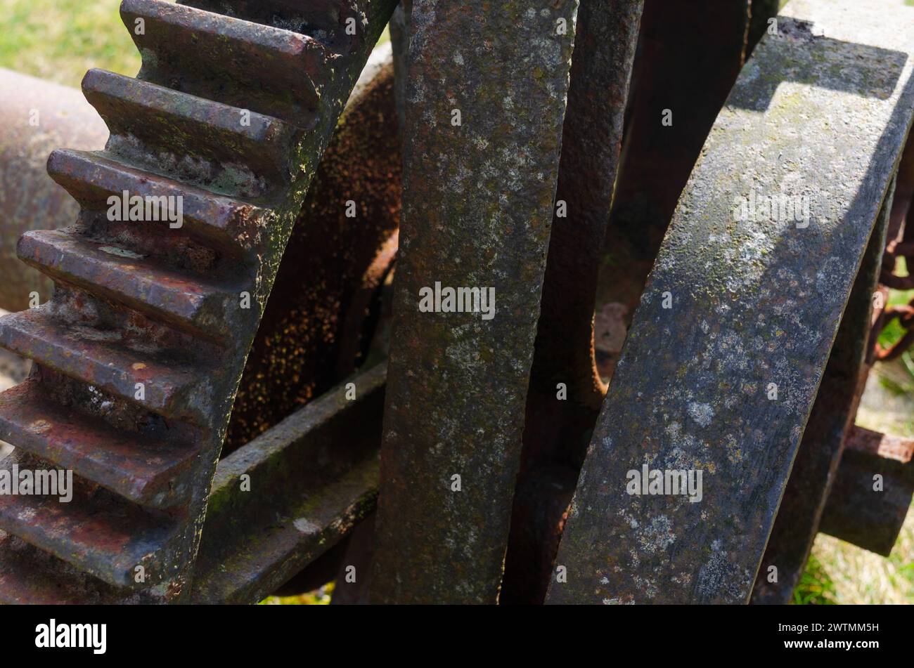 Nahaufnahme eines verrosteten Zahnrads von einem handbetriebenen Kran Stockfoto