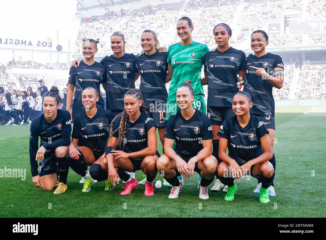 Los Angeles, Usa. März 2024. Los Angeles, USA, 17. März 2024: Angel City FC posiert für das Teamfoto vor dem regulären Saisonspiel der National Women's Soccer League gegen Bay FC im BMO Stadium in Los Angeles, KALIFORNIEN, USA (NUR ZUR REDAKTIONELLEN VERWENDUNG). (Victor M. Posadas/SPP) Credit: SPP Sport Press Photo. /Alamy Live News Stockfoto