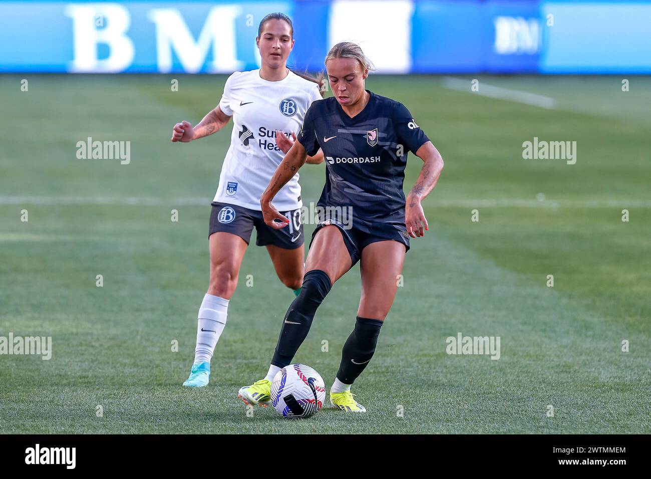 Los Angeles, Usa. März 2024. Los Angeles, USA, 17. März 2024: Mary Alice Vignola (16 Angel City FC) und Deyna Castellanos (10 Bay FC) treten im BMO Stadium in Los Angeles, KALIFORNIEN, USA an. (Victor M. Posadas/SPP) Credit: SPP Sport Press Photo. /Alamy Live News Stockfoto