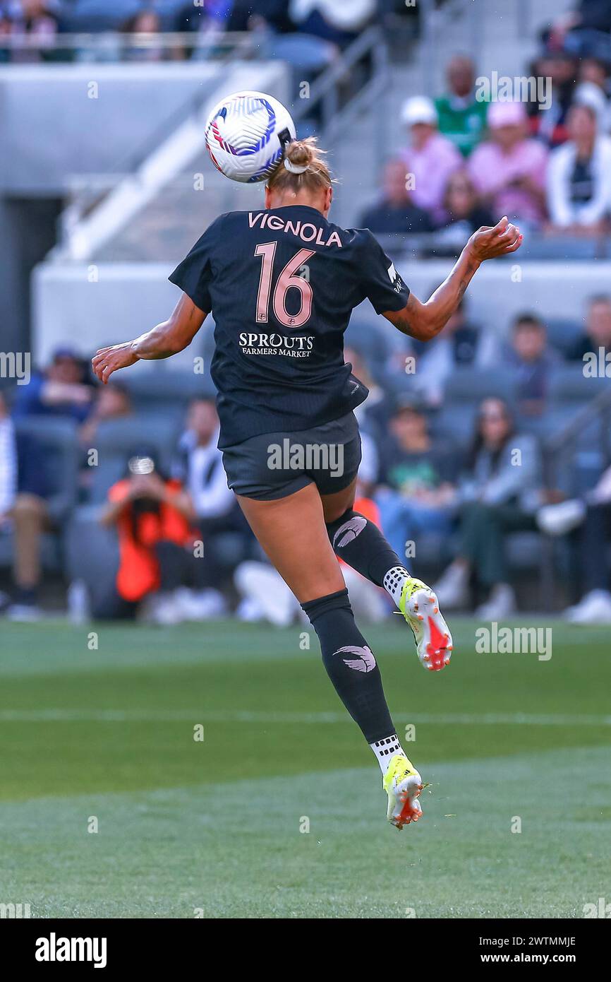 Los Angeles, Usa. März 2024. Los Angeles, USA, 17. März 2024: Mary Alice Vignola (16 Angel City FC) leitet den Ball während eines regulären Saisonspiels der National Women's Soccer League gegen Bay FC im BMO Stadium in Los Angeles, CA., USA (NUR REDAKTIONELLE VERWENDUNG). (Victor M. Posadas/SPP) Credit: SPP Sport Press Photo. /Alamy Live News Stockfoto