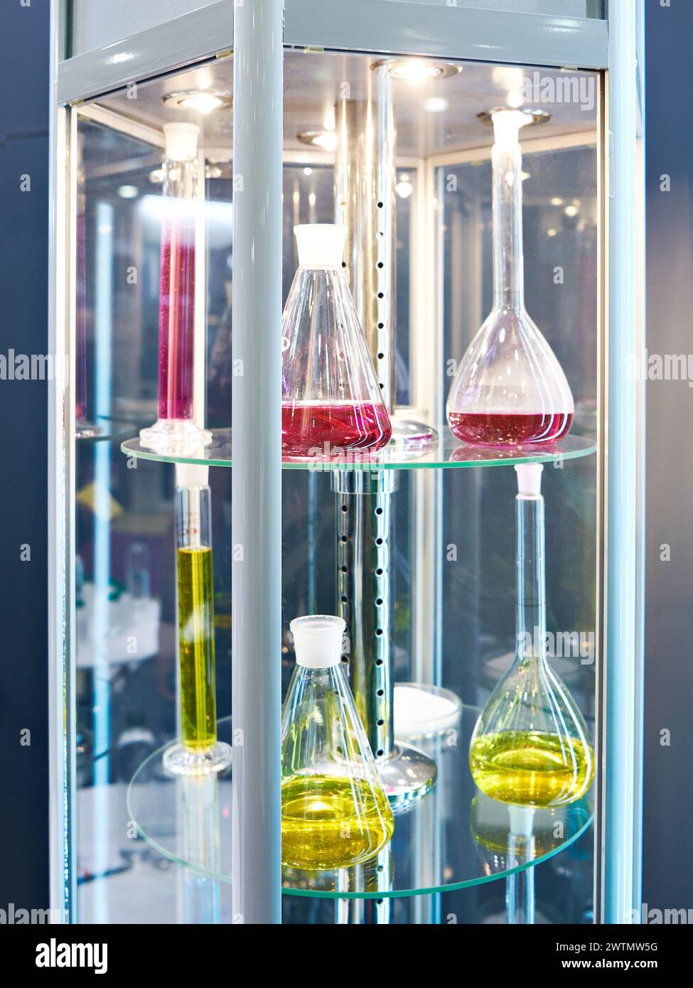 Stellen Sie sich mit Glaskolben in einem Chemielabor auf Stockfoto