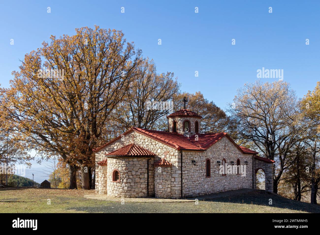 Kleine christliche Kirche aus Stein mit Ziegeldach in den Ebenen von Kozani, in Mazedonien, in Griechenland, Europa. Stockfoto