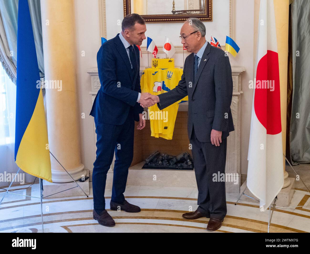 KIEW, UKRAINE – 17. MÄRZ 2024 - Präsident des ukrainischen Fußballverbandes Andrii Schewtschenko (L) und außerordentlicher und bevollmächtigter Botschafter Japans in der Ukraine Kuninori Matsuda schütteln während der Zeremonie des Ausscheidens der ukrainischen U23-Olympischen Fußballmannschaft für ein Freundschaftsspiel gegen Japan in Vorbereitung auf die Olympischen Spiele 2024 in Paris, Kiew, die Hand. Hauptstadt der Ukraine. Stockfoto