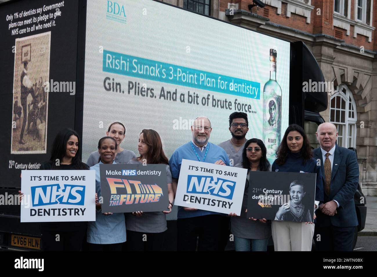 London, England, Großbritannien. März 2024. Eine Gruppe von Zahnärzten versammelt sich in Whitehall, um ihre Bedenken über den Zustand der NHS-Zahnpflege zu äußern. Der Protest, der von Zahnärzten organisiert wird, soll Aufschluss über die ernsten Herausforderungen geben, vor denen die Branche steht. Von den Teilnehmern wird erwartet, dass sie erschütternde Geschichten über Patienten erzählen, die aufgrund fehlender zugänglicher zahnärztlicher Leistungen zur Selbstentnahme gezwungen sind. Die Demonstration zielt darauf ab, Maßnahmen der Regierung für substanzielle Reformen zur Verbesserung der zahnärztlichen Versorgung des NHS anzuregen. (Kreditbild: © Joao Daniel Pereira/ZUMA Press Wire) NUR REDAKTIONELLE VERWENDUNG! Nicht für Stockfoto