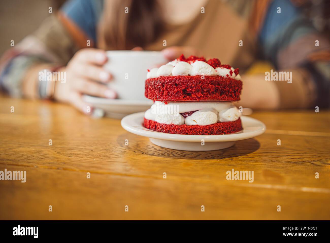 Ein roter Samtkuchen mit Marshmallows auf einem Teller, der eine verlockende Dessertpräsentation schafft Stockfoto