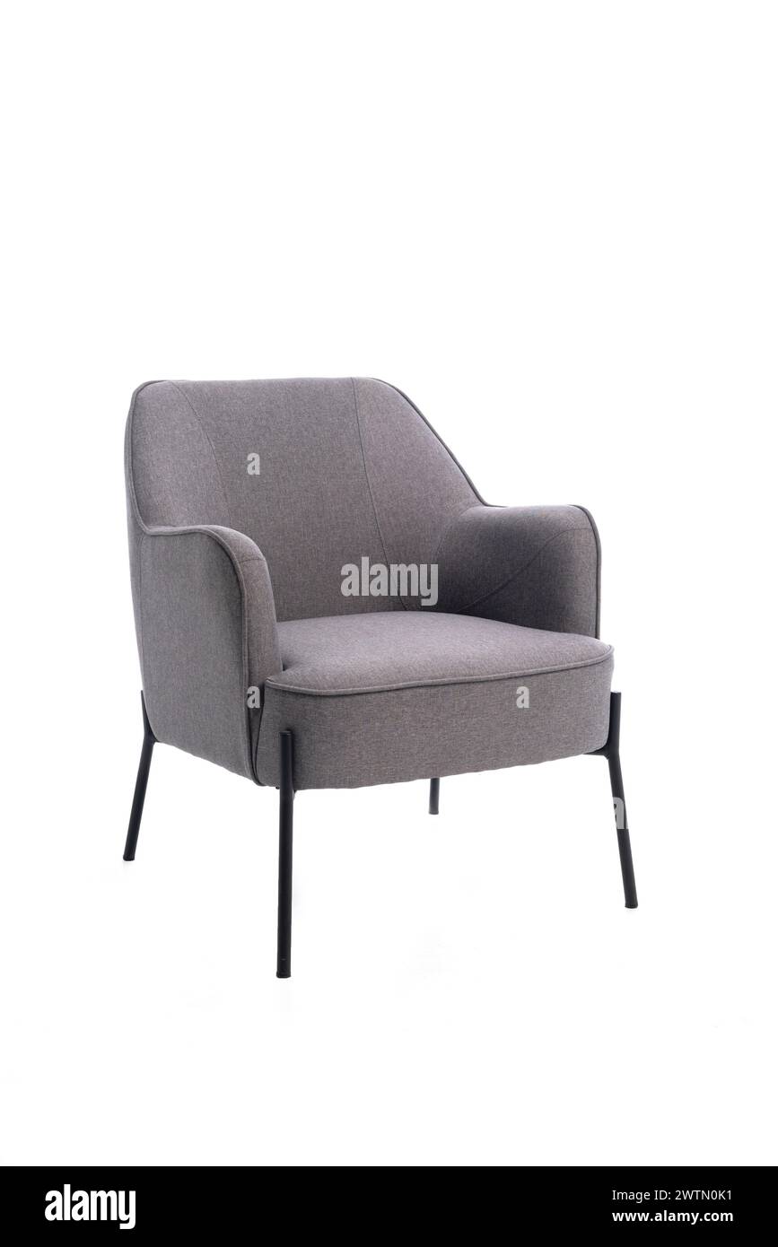 Grauer luxuriöser weicher klassischer Sessel mit schwarzen Metallbeinen für Zuhause, Café und Büro, isoliert auf weißem Hintergrund mit Schneidepfad. Moderne Möbel Stockfoto