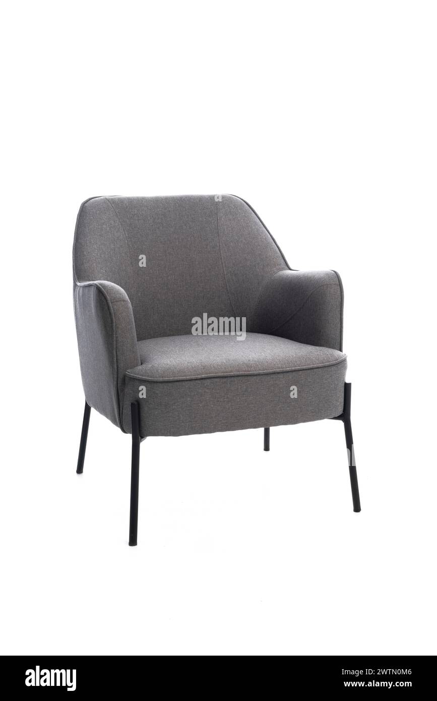 Grauer luxuriöser weicher klassischer Sessel mit schwarzen Metallbeinen für Zuhause, Café und Büro, isoliert auf weißem Hintergrund mit Schneidepfad. Moderne Möbel Stockfoto