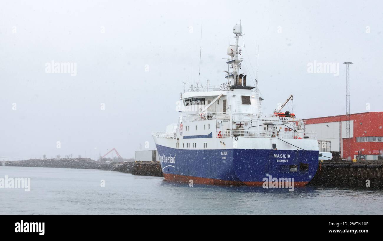 Reykjavik, Island - 4. April 2017: Das Fischereifahrzeug Masilik legt an einem verschneiten Tag im Hafen an Stockfoto