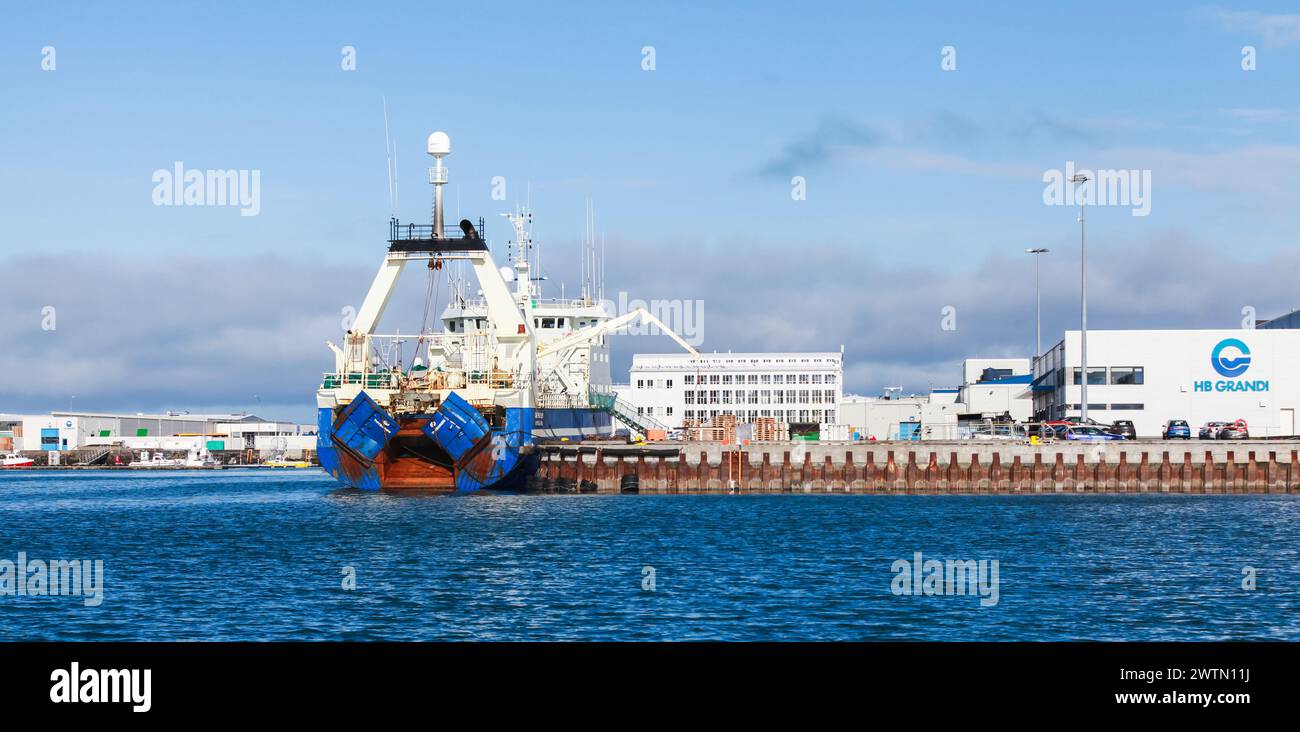 Reykjavik, Island - 4. April 2017: Fischtrawler laden im Hafen. Ein isländischer Schleppnetzfischer Stockfoto