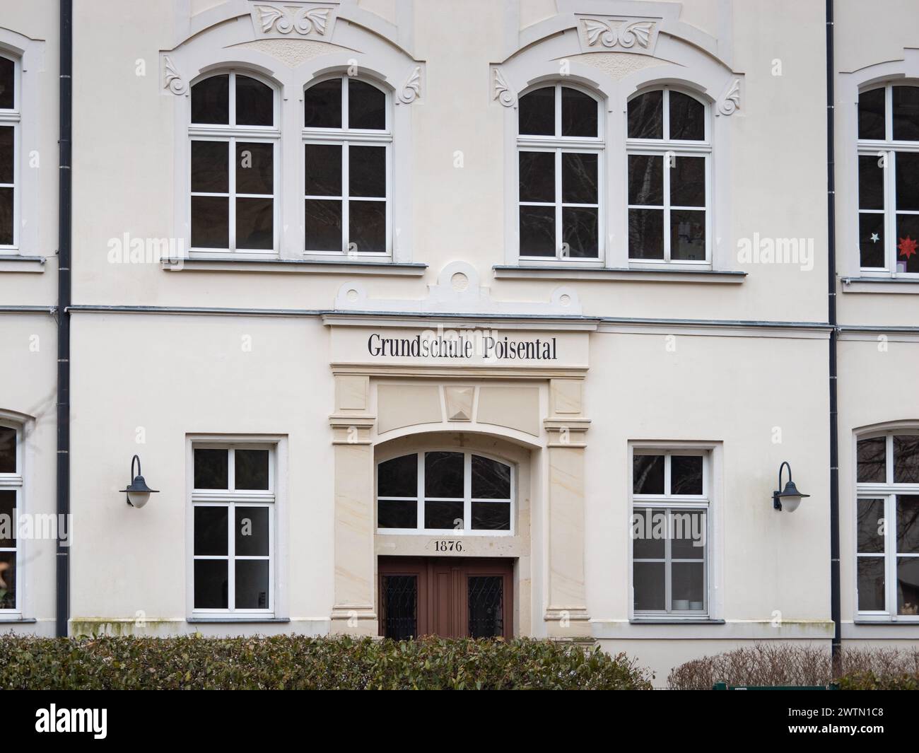 Grundschule Poisental (öffentliche Grundschule) Eingangstür der Gebäudeaußenwand. Deutsche Bildungseinrichtung in der kleinen Stadt Freital in Sachsen. Stockfoto