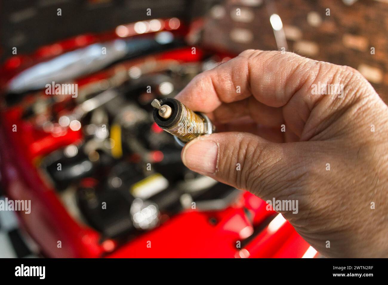Handgriff gebrauchter Motorkerzen. Stockfoto