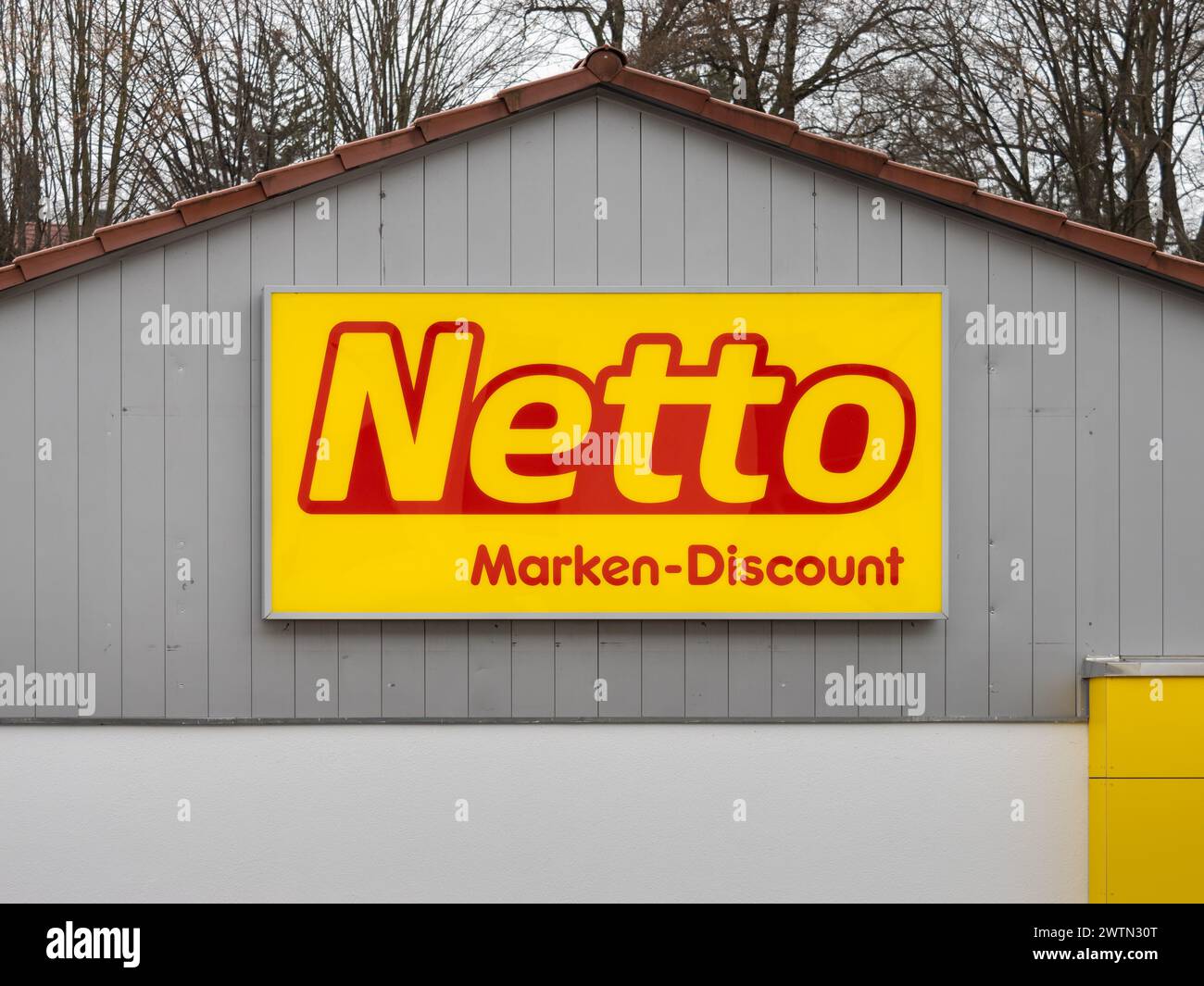 Netto Marken-Discount Logo-Schild des Food Discounters an der Außenfassade des Gebäudes. Deutscher Lebensmitteleinzelhändler und Arbeitgeber. Stockfoto