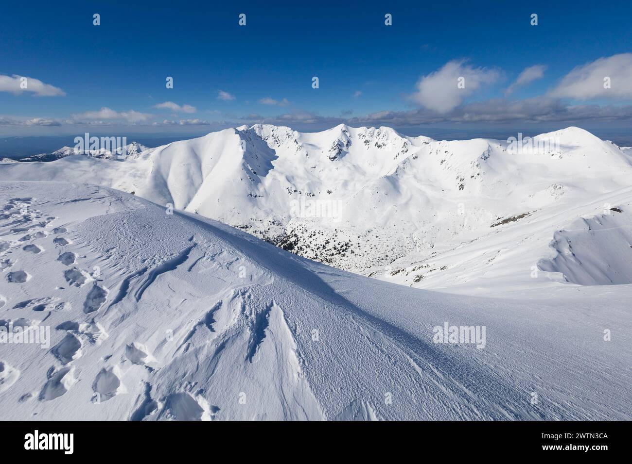 Blick von Baranec, Westtatra, Slowakei. Wunderschöne Winterlandschaft mit Bergen ist im Winter von Schnee bedeckt. Sonniges Wetter mit klarem Blau Stockfoto