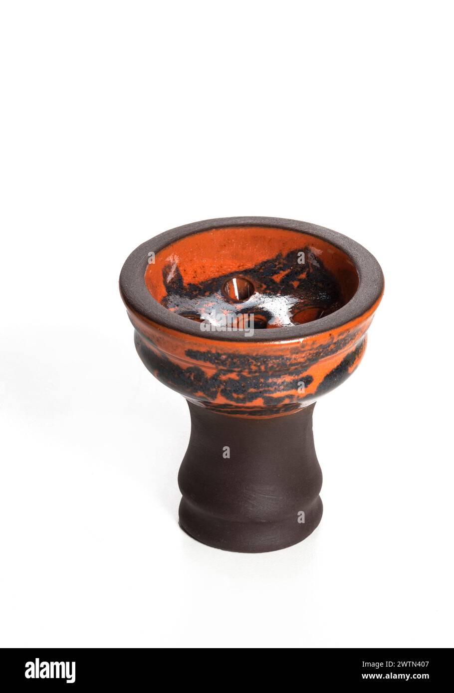 Braune schwarze keramische Shisha Schüssel isoliert auf weißem Hintergrund. Stockfoto