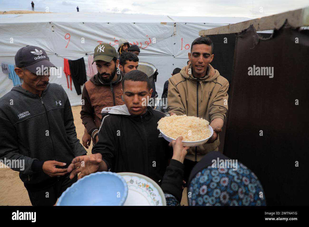 Gaza. März 2024. Am 18. März 2024 erhalten die Menschen in Rafah im südlichen Gazastreifen kostenloses Essen. UN-Generalsekretär Antonio Guterres forderte die israelischen Behörden am Montag auf, für einen vollständigen und ungehinderten Zugang für humanitäre Güter im gesamten Gazastreifen zu sorgen. Quelle: Rizek Abdeljawad/Xinhua/Alamy Live News Stockfoto
