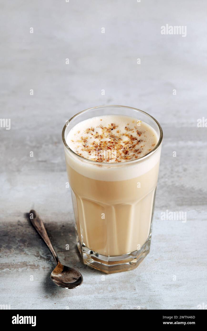 Kaffee mit Milch und geriebener Nuss in einem Glas. Rapskaffee. Stockfoto
