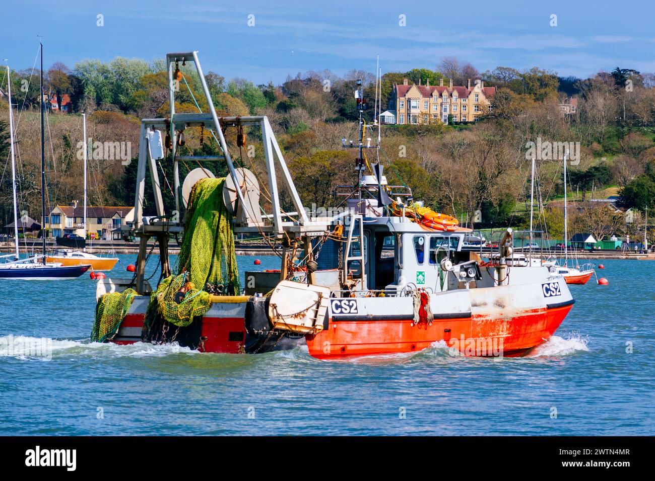 Trawler Fischerboot Rückkehr zum Hafen. Cowes, Isle of Wight, England, Vereinigtes Königreich, Europa Stockfoto