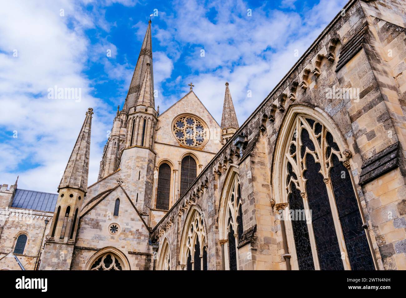 Die Kathedrale von Chichester, die früher als Cathedral Church of the Holy Trinity bekannt ist, ist der Sitz des anglikanischen Bischofs von Chichester. Chichester, West S Stockfoto