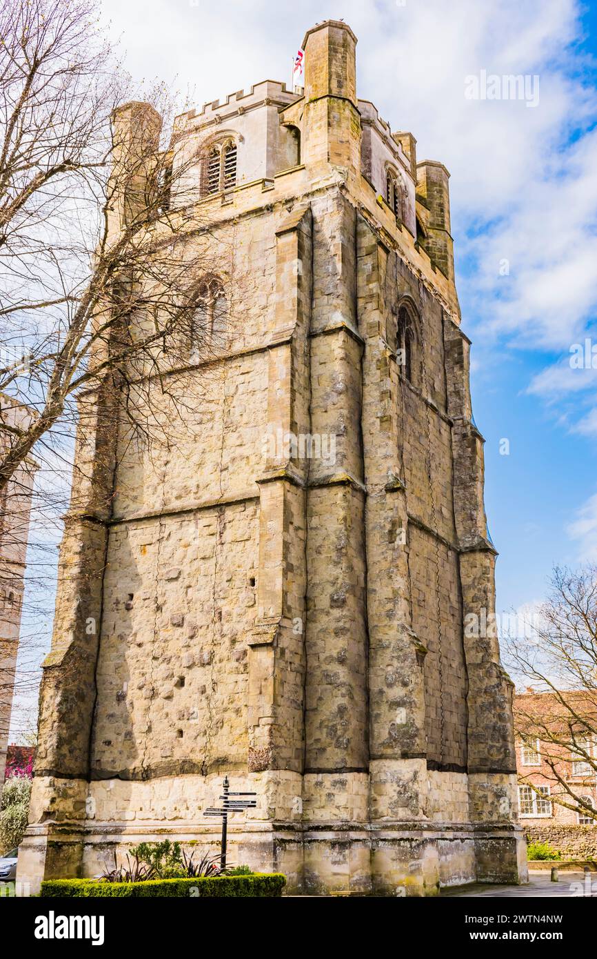 Der freistehende Glockenturm aus dem frühen 15. Jahrhundert. Der Sitz der Kathedrale von Chichester ist die Kathedrale der Heiligen Dreifaltigkeit Stockfoto