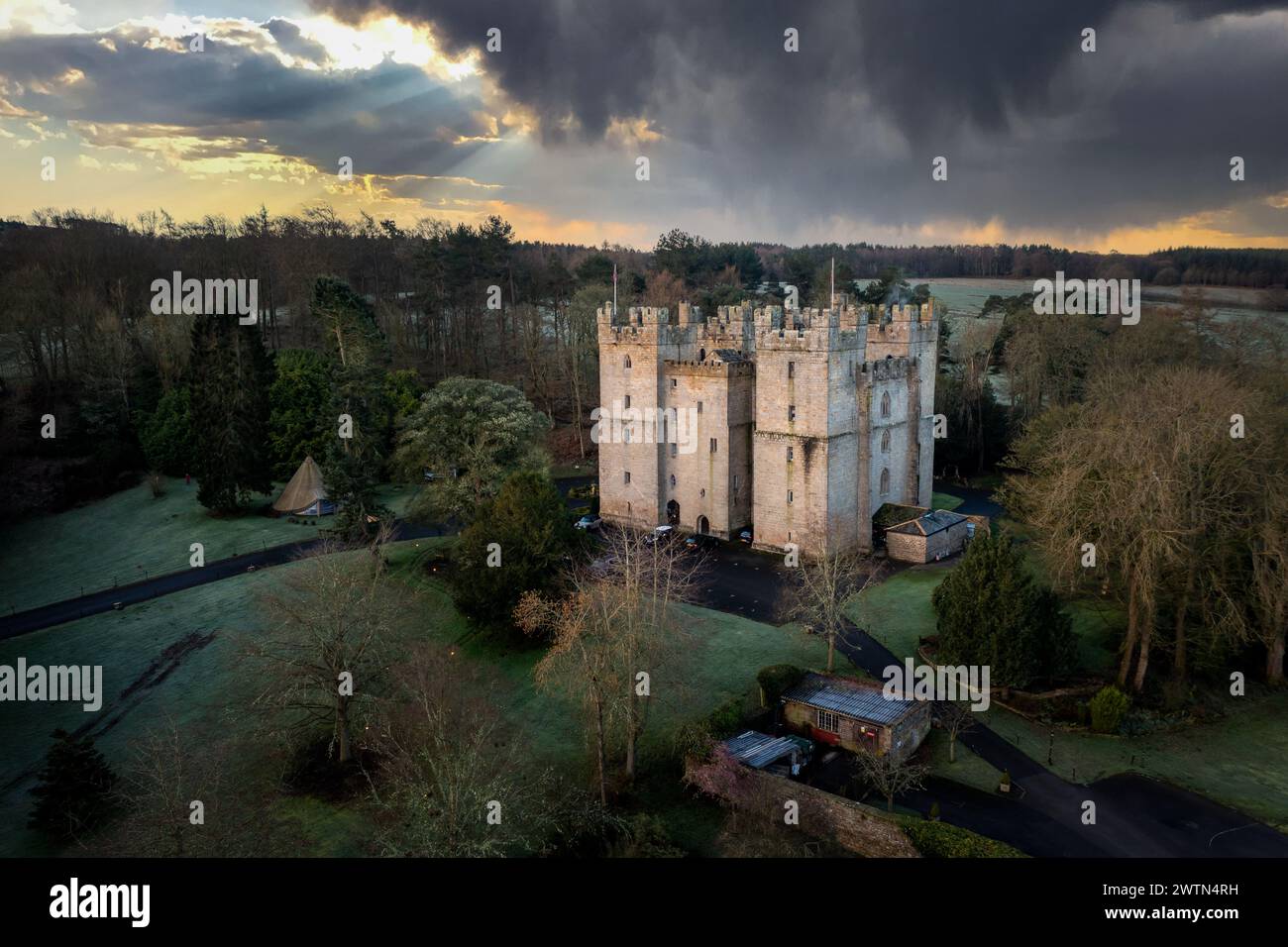 LANGLEY CASTLE, NORTHUMBERLAND, GROSSBRITANNIEN - 16. MÄRZ 2024. Ein Blick aus der Vogelperspektive auf die historische und mittelalterliche Architektur von Langley Castle in der Nähe der Haydon Bridge in Stockfoto