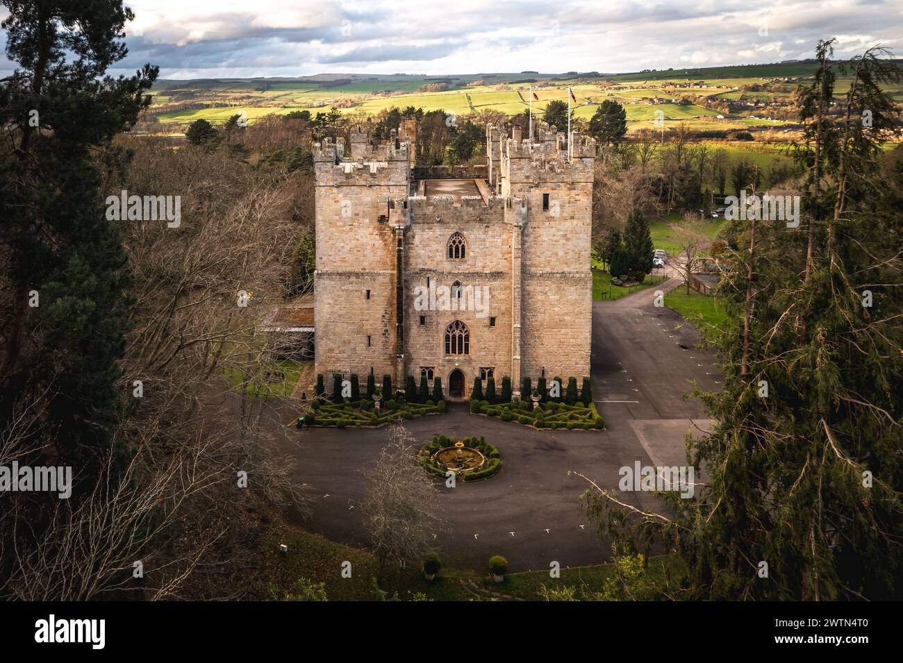 LANGLEY CASTLE, NORTHUMBERLAND, GROSSBRITANNIEN - 16. MÄRZ 2024. Ein Blick aus der Vogelperspektive auf die historische und mittelalterliche Architektur von Langley Castle in der Nähe der Haydon Bridge in Stockfoto