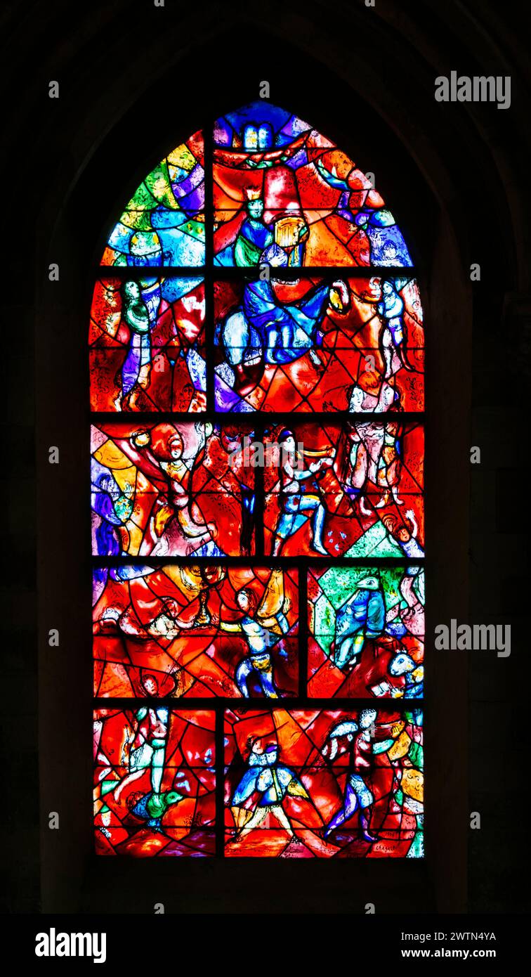 Buntglasfenster von Marc Chagall. Die Kathedrale von Chichester, die früher als Cathedral Church of the Holy Trinity bekannt ist, ist der Sitz der anglikanischen BI Stockfoto