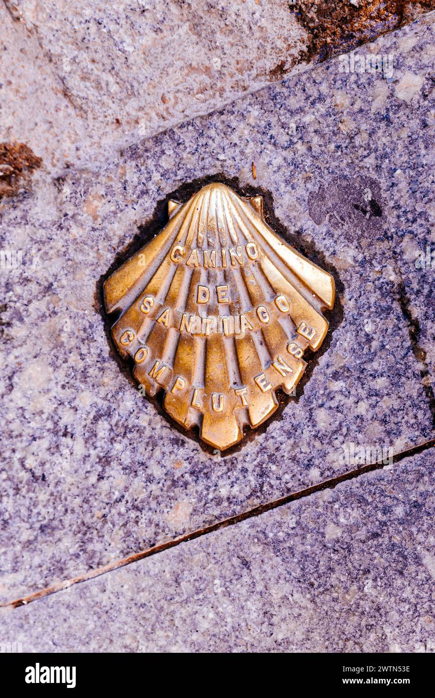 Shell, Symbol für die Pilgerfahrt nach Santiago de Compostela, zeigt den Jakobsweg Complutense an, eine Jakobsroute, die in der Stadt beginnt und Stockfoto