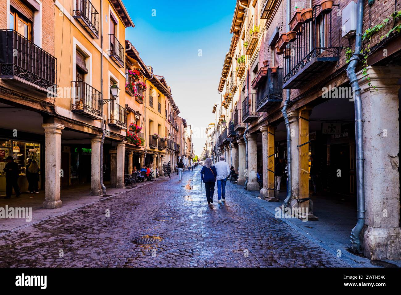 Die Calle Mayor in Alcalá de Henares ist eine der wichtigsten Straßen im historischen Zentrum. Es ist die am längsten erhaltene Straße mit Arkaden auf beiden Stockfoto