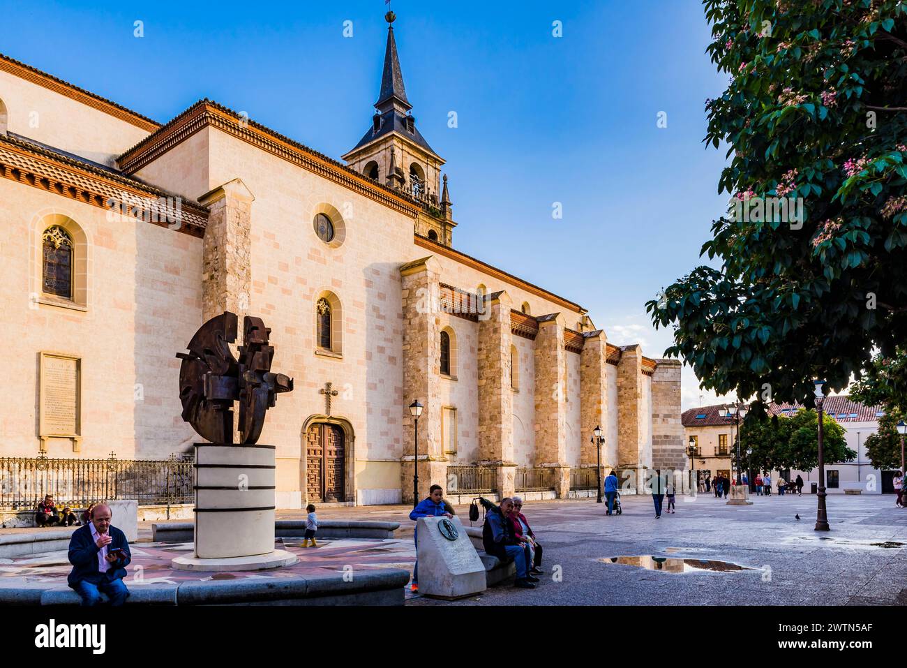 Blick vom Plaza de los Santos Niños. Santa e Insigne Catedral-Magistral de los Santos Justo y Pastor - Kathedrale von St. Justus und St. Pastor in Stockfoto