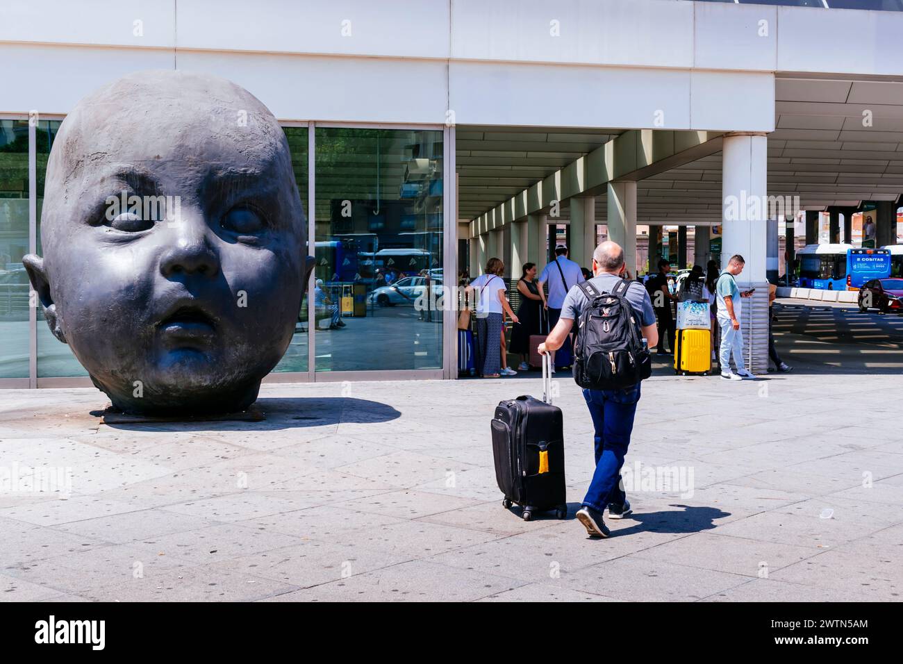 Tag und Nacht, monumentale Skulpturen von Antonio López am Eingang zum Bahnhof Atocha. Es repräsentiert seine Enkelin Carmen, im Alter von sechs Monaten Stockfoto