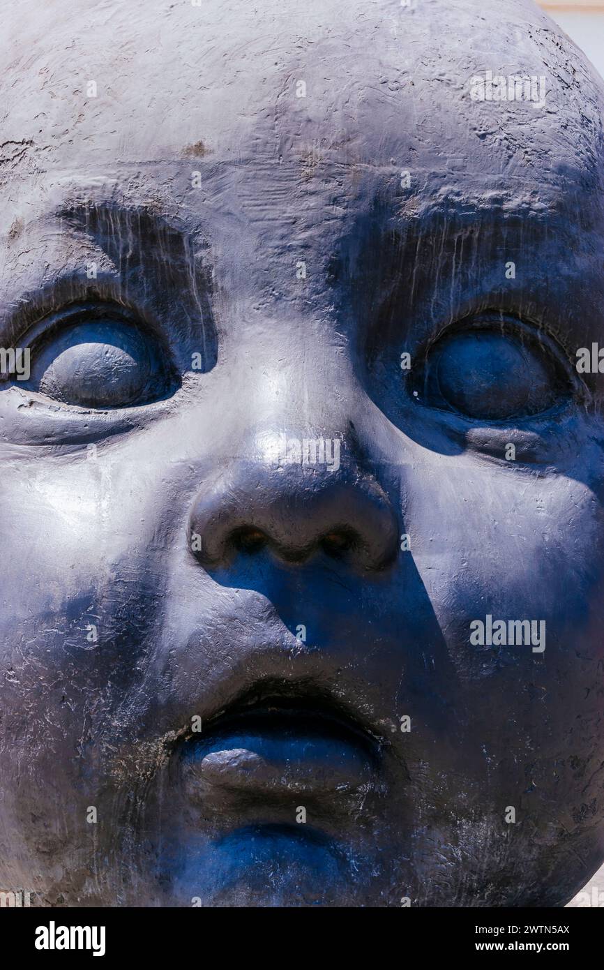 Details. Tag und Nacht, monumentale Skulpturen von Antonio López am Eingang zum Bahnhof Atocha. Es repräsentiert seine Enkelin Carmen auf sechs Metern Stockfoto