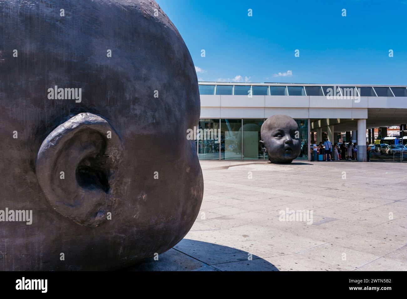 Tag und Nacht, monumentale Skulpturen von Antonio López am Eingang zum Bahnhof Atocha. Es repräsentiert seine Enkelin Carmen, im Alter von sechs Monaten Stockfoto