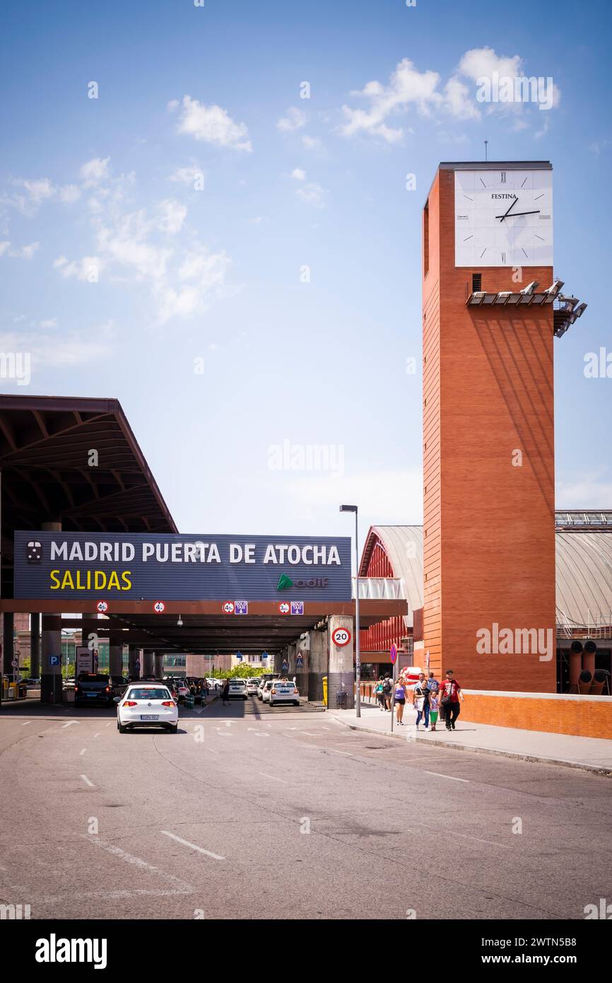 Madrid Puerta de Atocha, Abfahrten. Bahnhof Atocha. Madrid Atocha. Estación de Madrid Atocha, auch Madrid Puerta de Atocha genannt, ist die größte Stockfoto