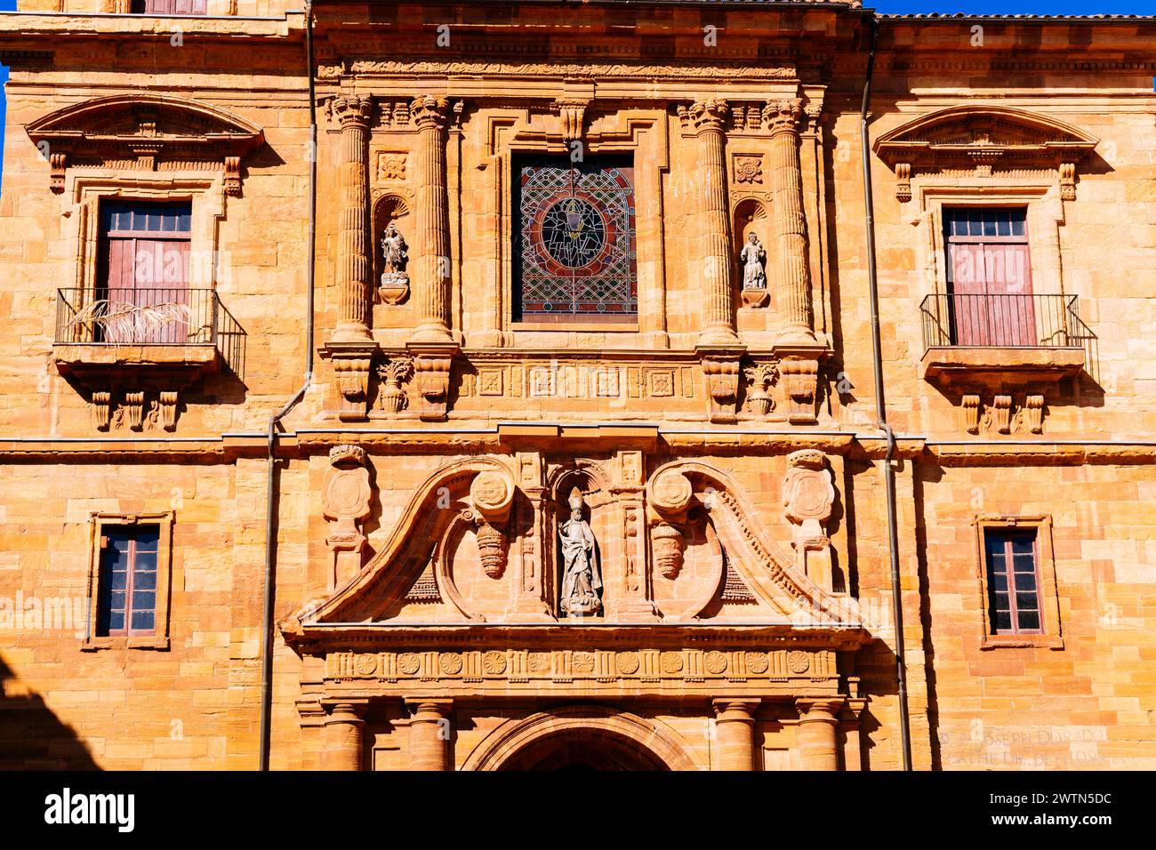 Detailfassade. Kirche San Isidoro el Real. Oviedo, Principado de Asturias, Spanien, Europa Stockfoto