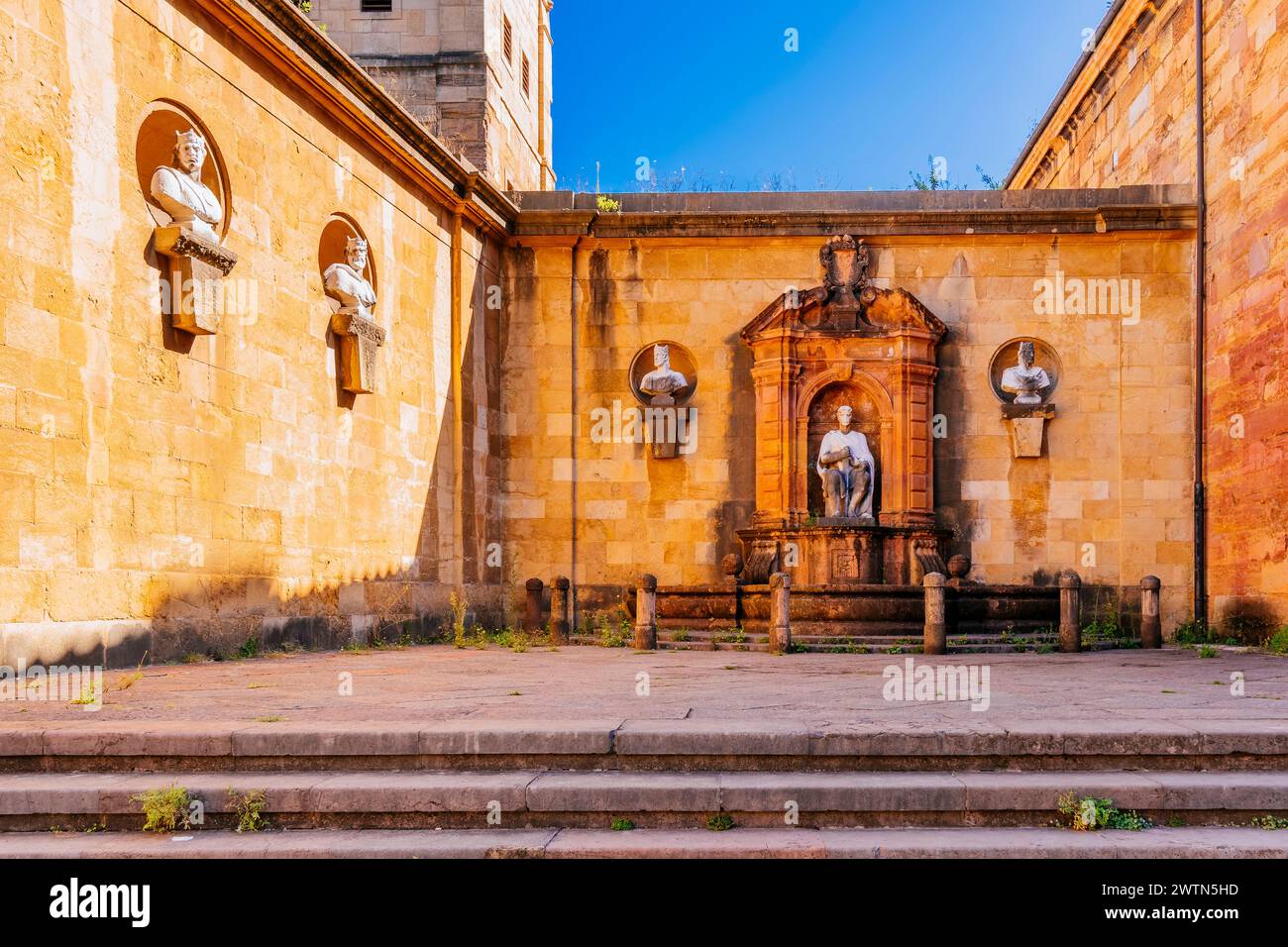 Jardín de los Reyes caudillos – Garten der Könige der Führer. Es befindet sich auf der Seite der Kathedrale von Oviedo. Die Figuren der zwölf Könige von Astu Stockfoto