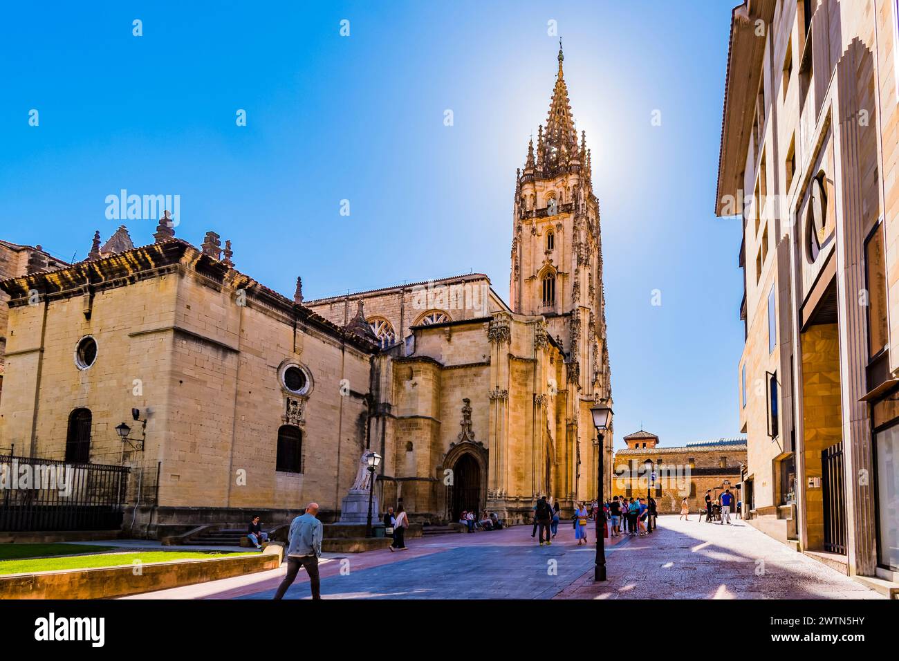 Die Metropolitan Cathedral Basilika des Heiligen Erlösers oder Kathedrale von San Salvador. Oviedo, Principado de Asturias, Spanien, Europa Stockfoto