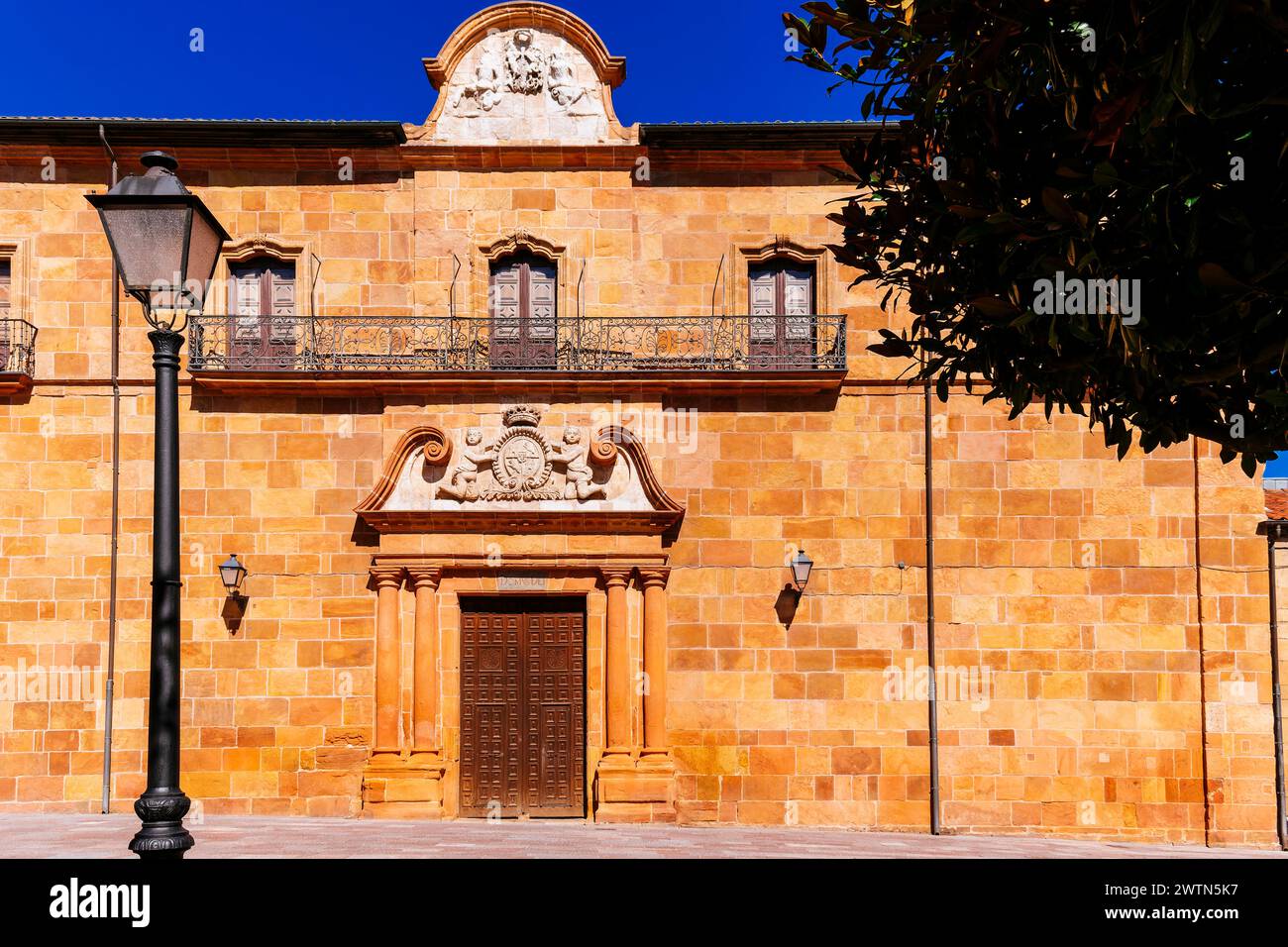 Puerta de la Limosna, Almstor, das zum Kreuzgang der Kathedrale von Oviedo führt. Es wird Almstor genannt, weil es der Ort ist, wo die Bischöfe sind Stockfoto
