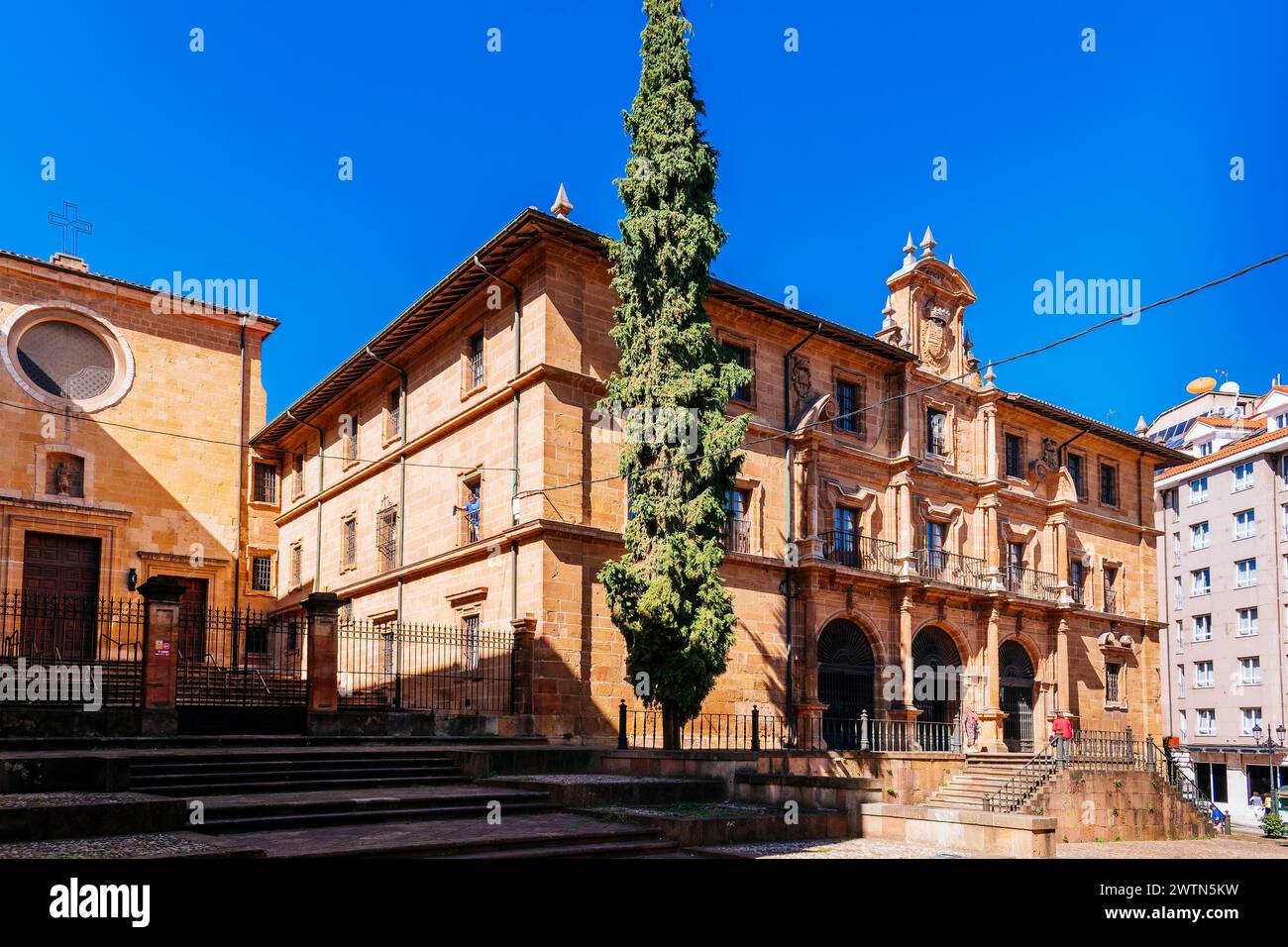 Das Monasterio de San Pelayo ist ein Kloster für Frauen des Benediktinerordens. Es ist auch bekannt als das Kloster der Pelayas. Oviedo, Principado de Stockfoto